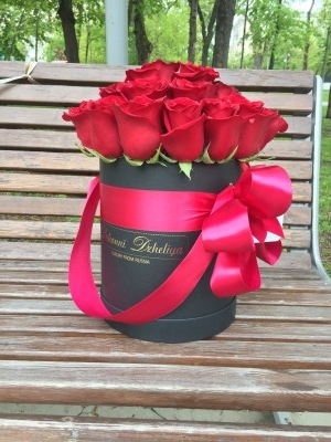 Красные эквадорские розы в черной коробке