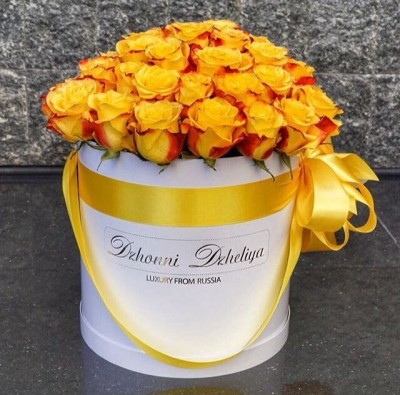 Желтые розы в белой большой коробке – 41-45 штук