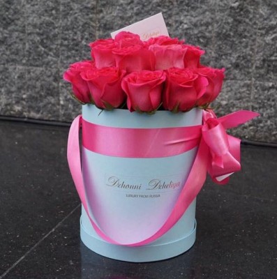 Розовые розы в голубой коробке (стандарт)