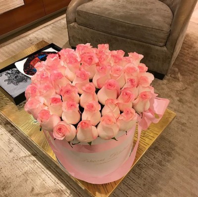 Нежно-розовые розы в большой белой коробке
