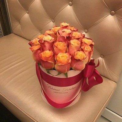 Оранжевые элитные розы из Эквадора в белой коробке