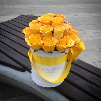 Желтые элитные розы (Эквадор) в белой коробке
