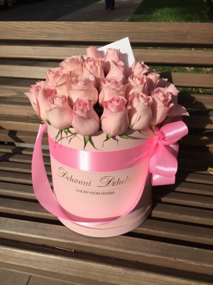 Розовые элитные розы в коробке (Эквадор) – 41-45 штук