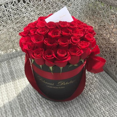 Розы красные в черной большой коробке