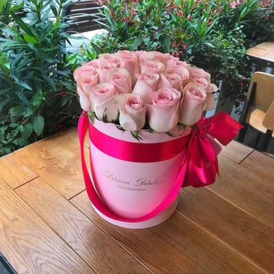 Розовые розы (Эквадор) в розовой коробке — 25 шт.