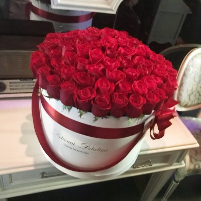 101 элитная красная роза из Эквадора в коробке. Элитные красные розы из Эквадора