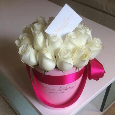 Белые розы в розовой коробке (стандарт)