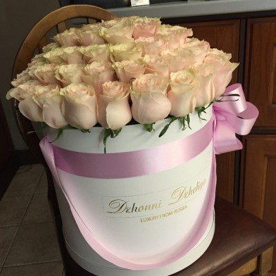 Элитные розовые розы в белой коробке