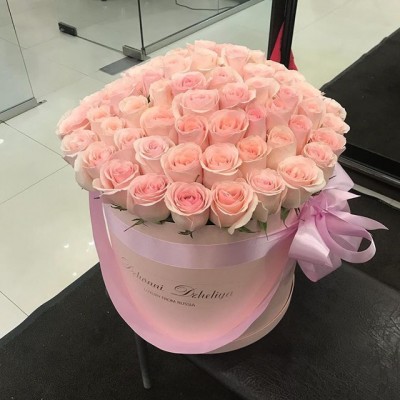 Розовые розы в розовой супербольшой коробке-цилиндре