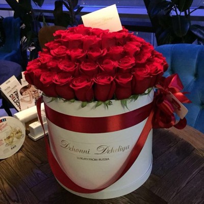 Элитные красные розы в белой коробке (Эквадор) – 65-71 штука