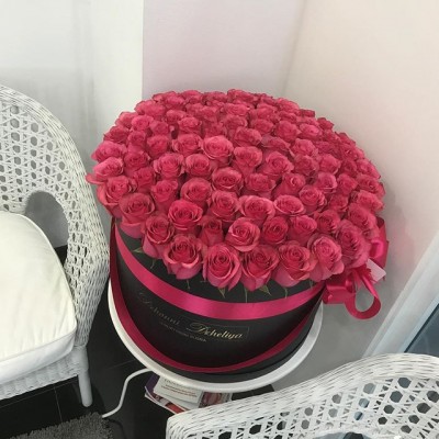 101 элитная малиновая роза (Эквадор) в черной шляпной коробке