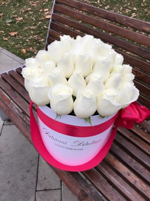Белые розы в белой шляпной коробке