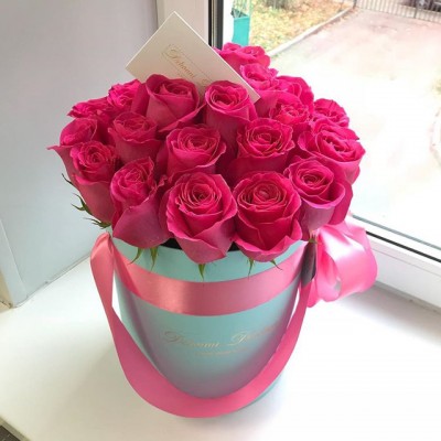 Малиновые эквадорские розы в коробке