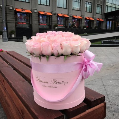 Розовые элитные розы в коробке (Эквадор) – 65-67 штук