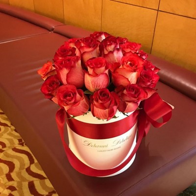 Красные розы с крупными бутонами (Эквадор) в коробке