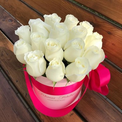 Элитные белые розы в розовой коробке