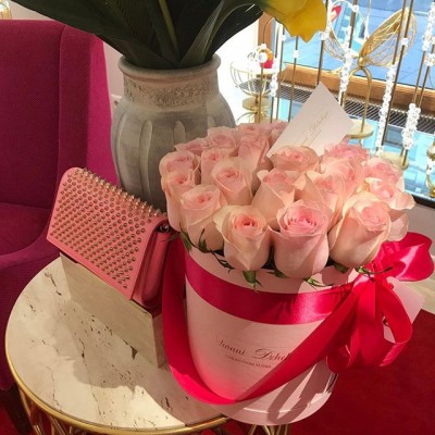 Розовые эквадорские розы в розовой коробке