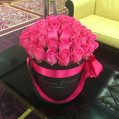 Малиновые розы в черной коробке — 41-45 шт.